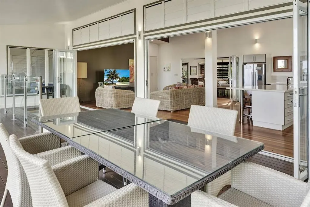Ripples On The Beach - Beachfront Mission Beach Holiday home